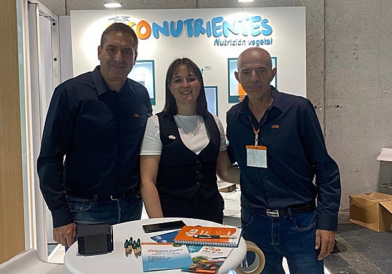 Noemí Martínez, directora de Marketing de Grupo FICO, junto a dos compañeros.