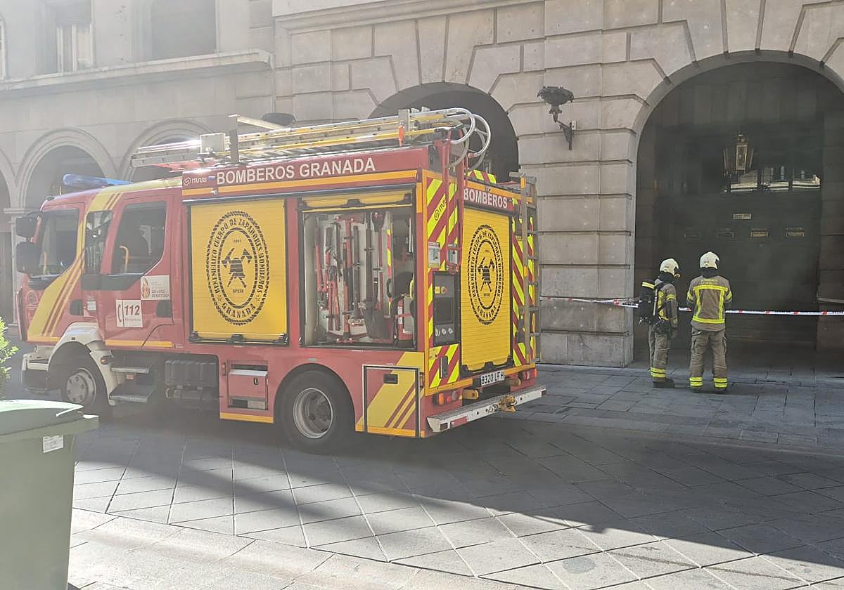Bomberos actúan por un conato de incendio en los bajos del edificio de Correos.