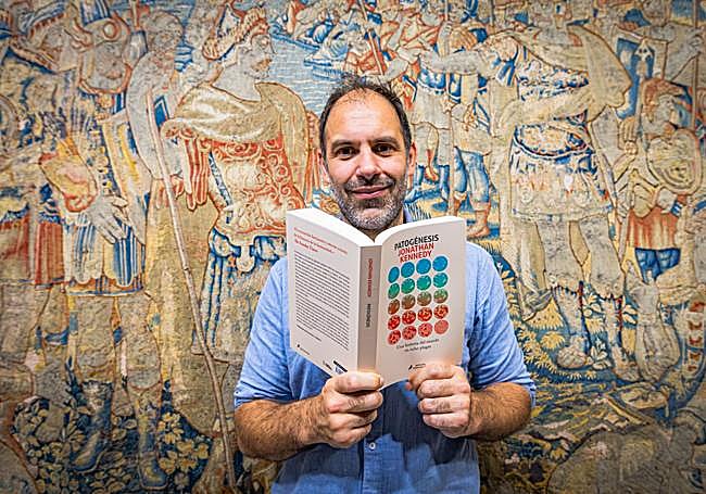 Kennedy, con un ejemplar de 'Patogénesis'.