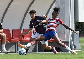 La rojiblanca Jujuba roba un balón en el partido contra el Eibar.