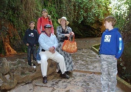 Remedio Nieto del Río con su esposo Juan y sus nietos en un paraje rural de Pórtugos.