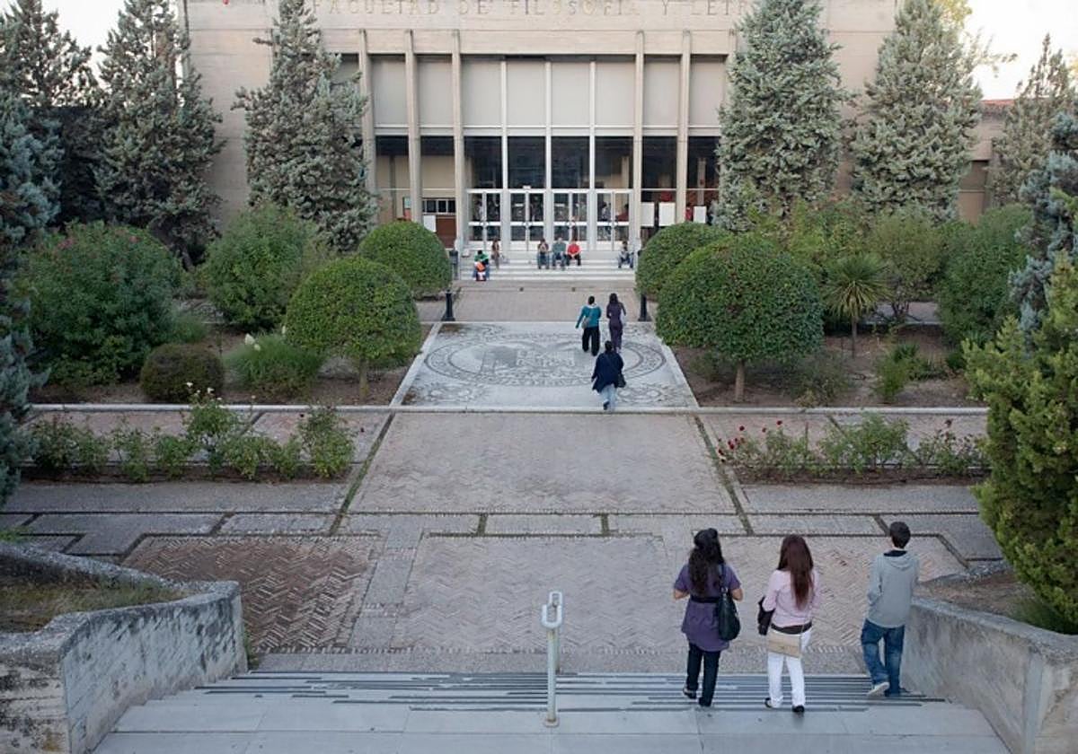 Se impartirá en la Facultad de Filosofía y Letras, que es donde se desarrollan los dos grados: Historia (150 plazas este curso) y Arqueología (65).