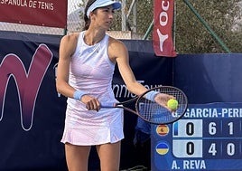 Una de las jugadoras del torneo WTA de Baza se dispone a sacar.