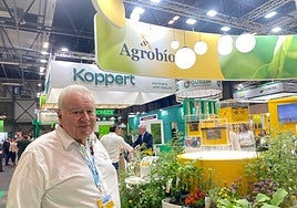 El presidente de AgroBío, José Antonio Santorromán, en su stand en Fruit Attraction.