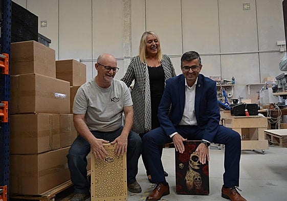 El prestigioso fabricante granadino de cajones flamencos Antonio García Baca recibe el distintivo 'Andalucía, Calidad Artesanal'.