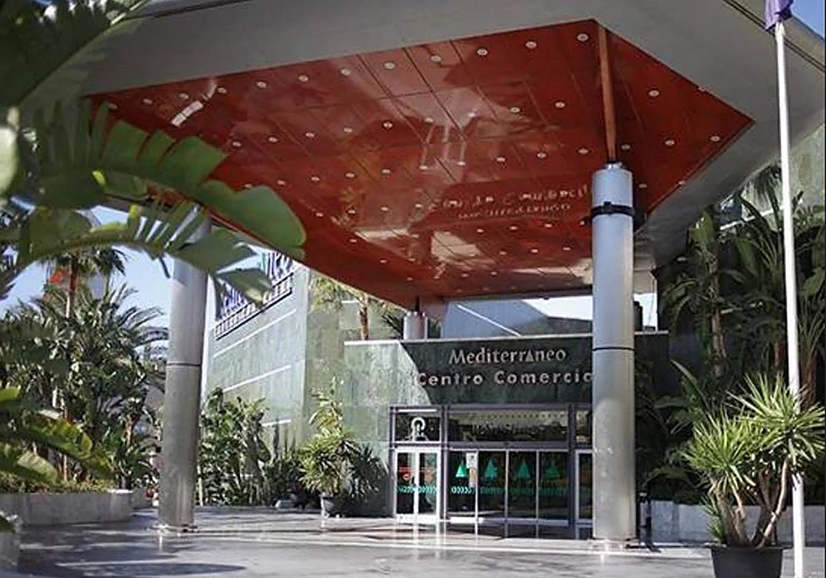 Puerta de entrada al Centro Comercial Mediterráneo de Almería.