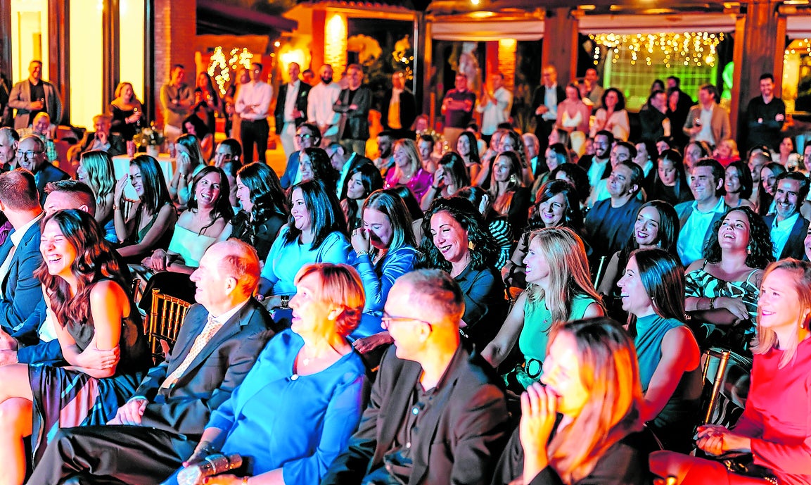 Risas y buen ambiente durante la celebración del 25 aniversario.