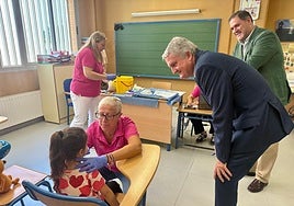 Los delegados de Salud y Educación, en el CEIP Ginés Morata de Almería.