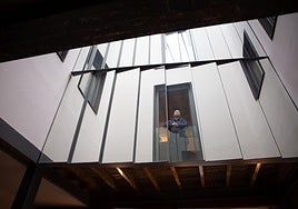 El patio está reconstruido con una sucesión de espejos que recrean el aspecto y las dimensiones originales.