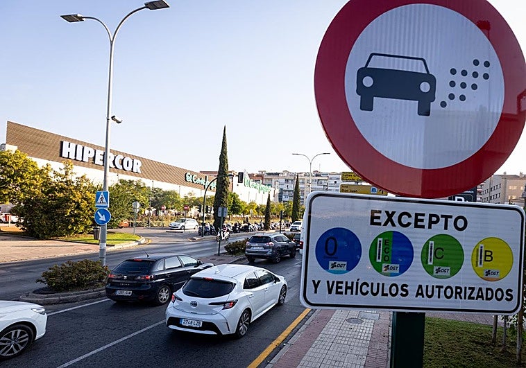 La zona de bajas emisiones ya funciona al 100% en Granada.
