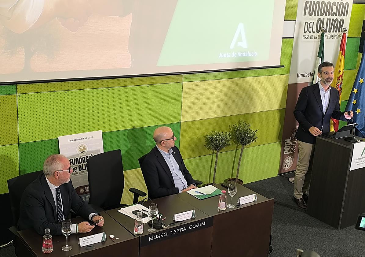 Jesús Estrella y Manuel Gómez Galera escuchan la intervención de Ramón Fernández-Pacheco.