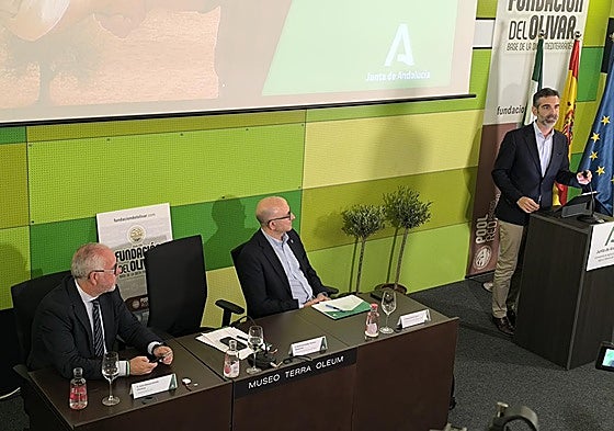 Jesús Estrella y Manuel Gómez Galera escuchan la intervención de Ramón Fernández-Pacheco.