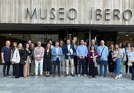 Julio Millán con los distintos participantes en la jornada sobre los Eracis.