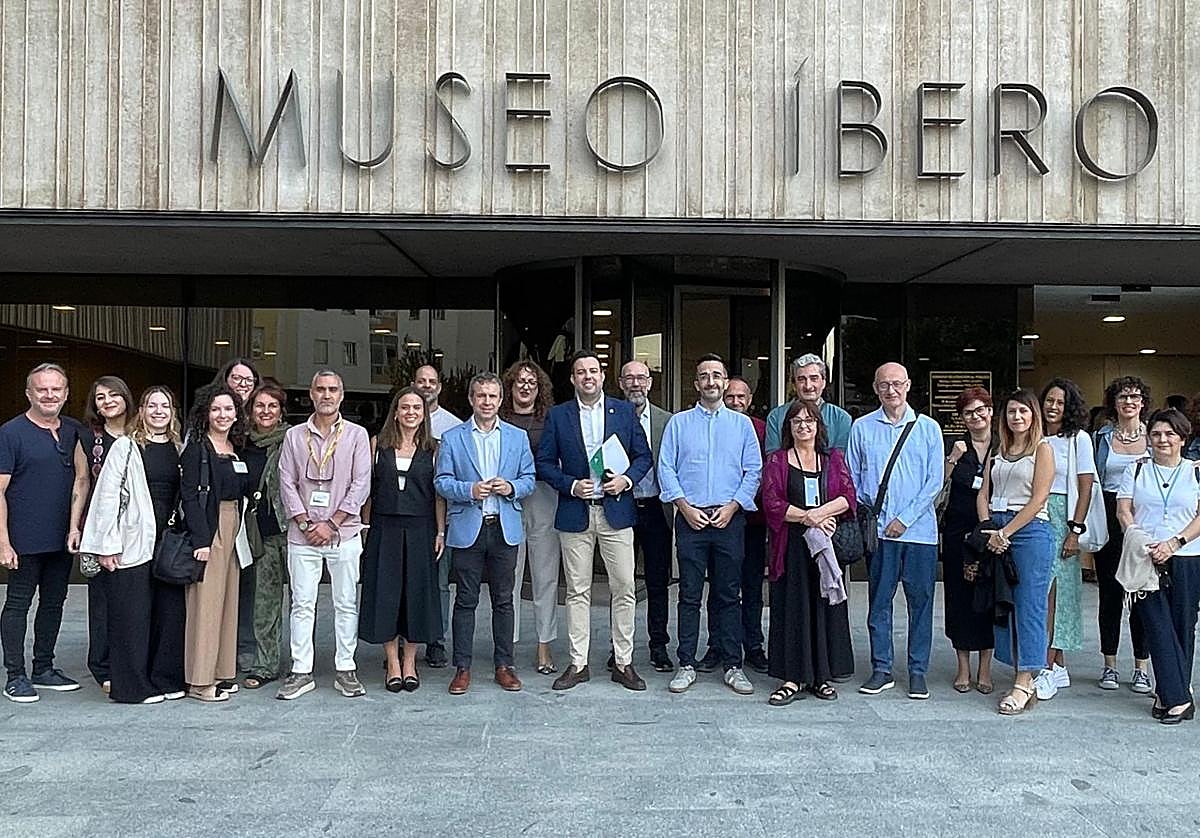 Julio Millán con los distintos participantes en la jornada sobre los Eracis.
