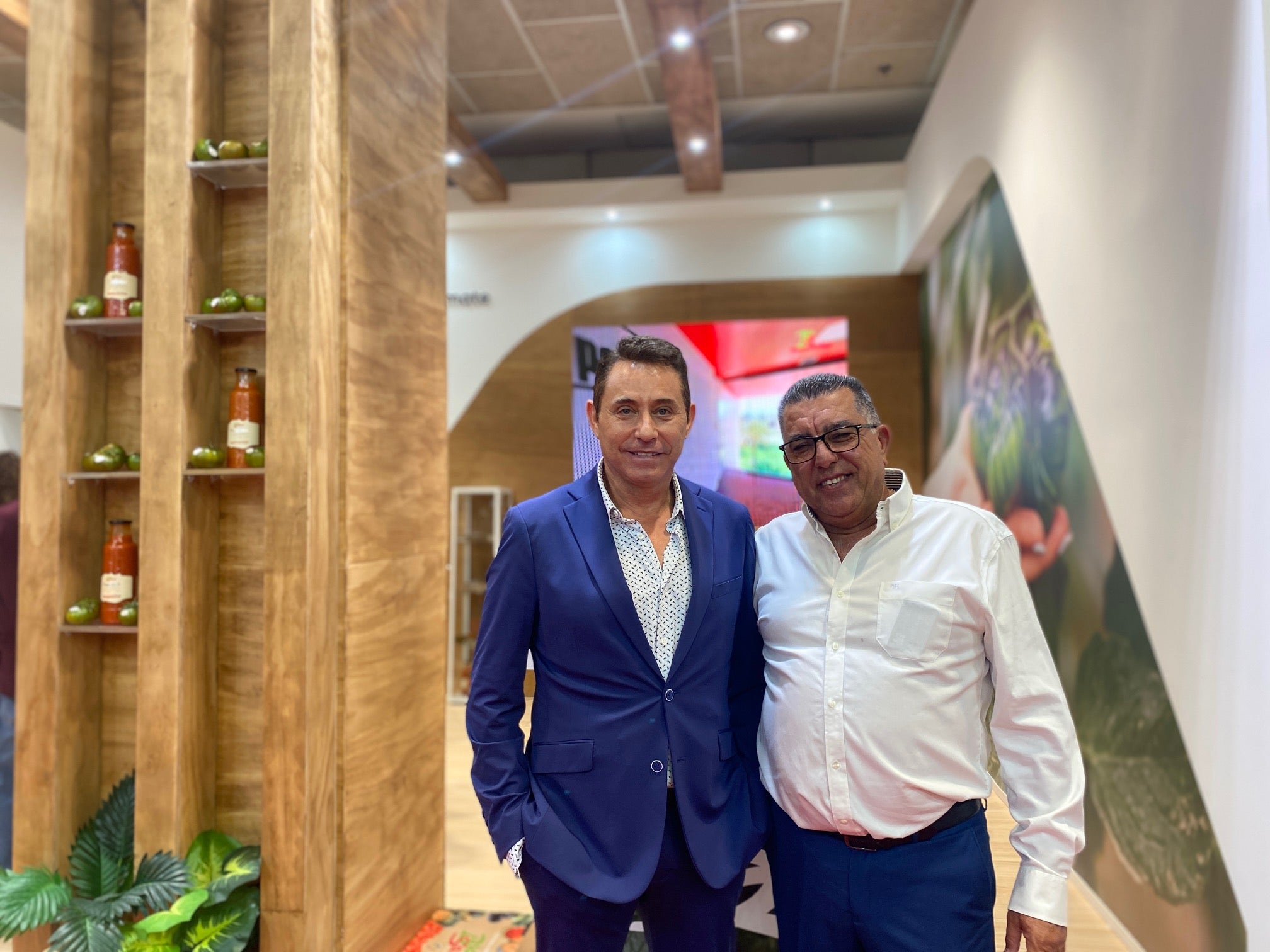 Por la izquierda, el presidente de Biosabor, Francisco Belmonte, en su stand de Fruit Attraction.