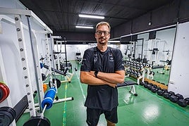Sergio Sánchez, preparador físico del Covirán, posa en el gimnasio del Palacio de los Deportes.