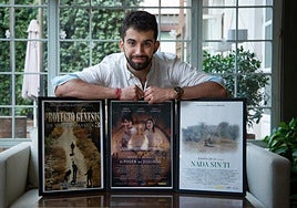 Miguel García Bernal posa con los carteles de tres de sus cortometrajes en el hotel Villa Oniria.