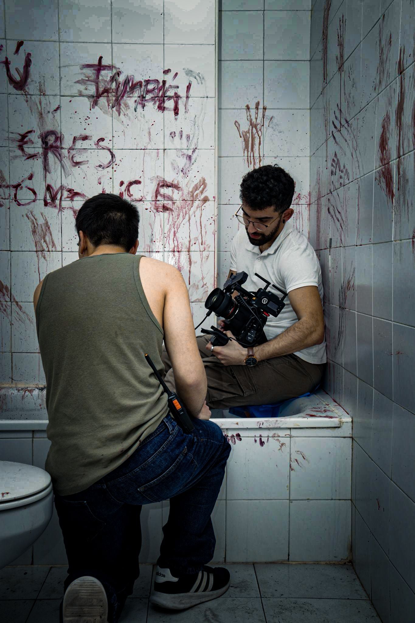 Miguel opera la cámara dentro de una bañera en uno de los cortometrajes que llevan su sello.