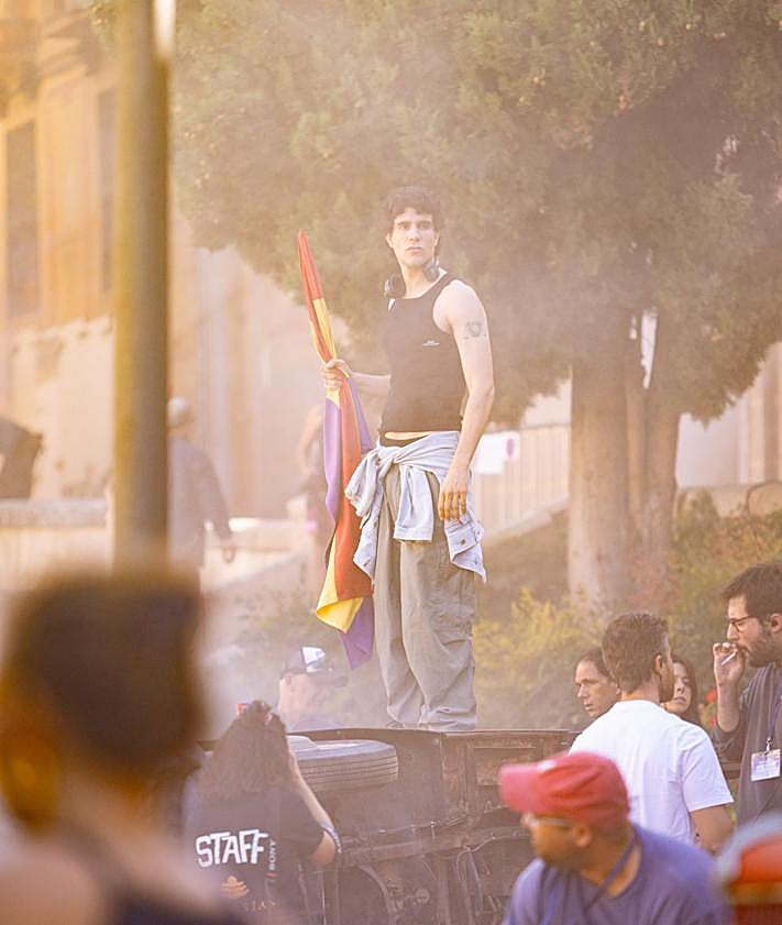 Imagen secundaria 2 - Javier Ambrossi y Javier Calvo, en el set de rodaje; y algunos de los figurantes. 