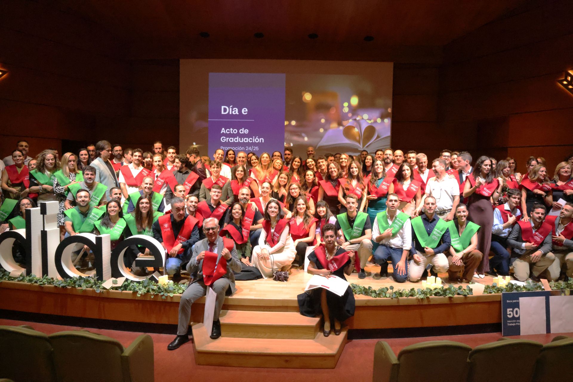 Los 244 alumnos y alumnas de la nueva promoción de ediae celebran juntos sobre el escenario su graduación.