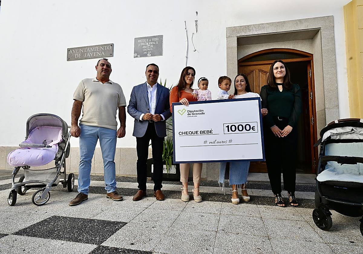 El presidente de la Diputación de Granada, Francis Rodríguez, ha realizado la entrega de las primeras ayudas del 'Cheque Bebé'.