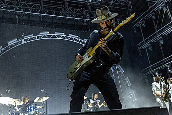 Leiva se afana con la guitarra durante su actuación de anoche en Granada