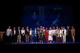 Patrocinadores, responsables de los escenarios, fotógrafos, presentadores y representantes institucionales, sobre el escenario.