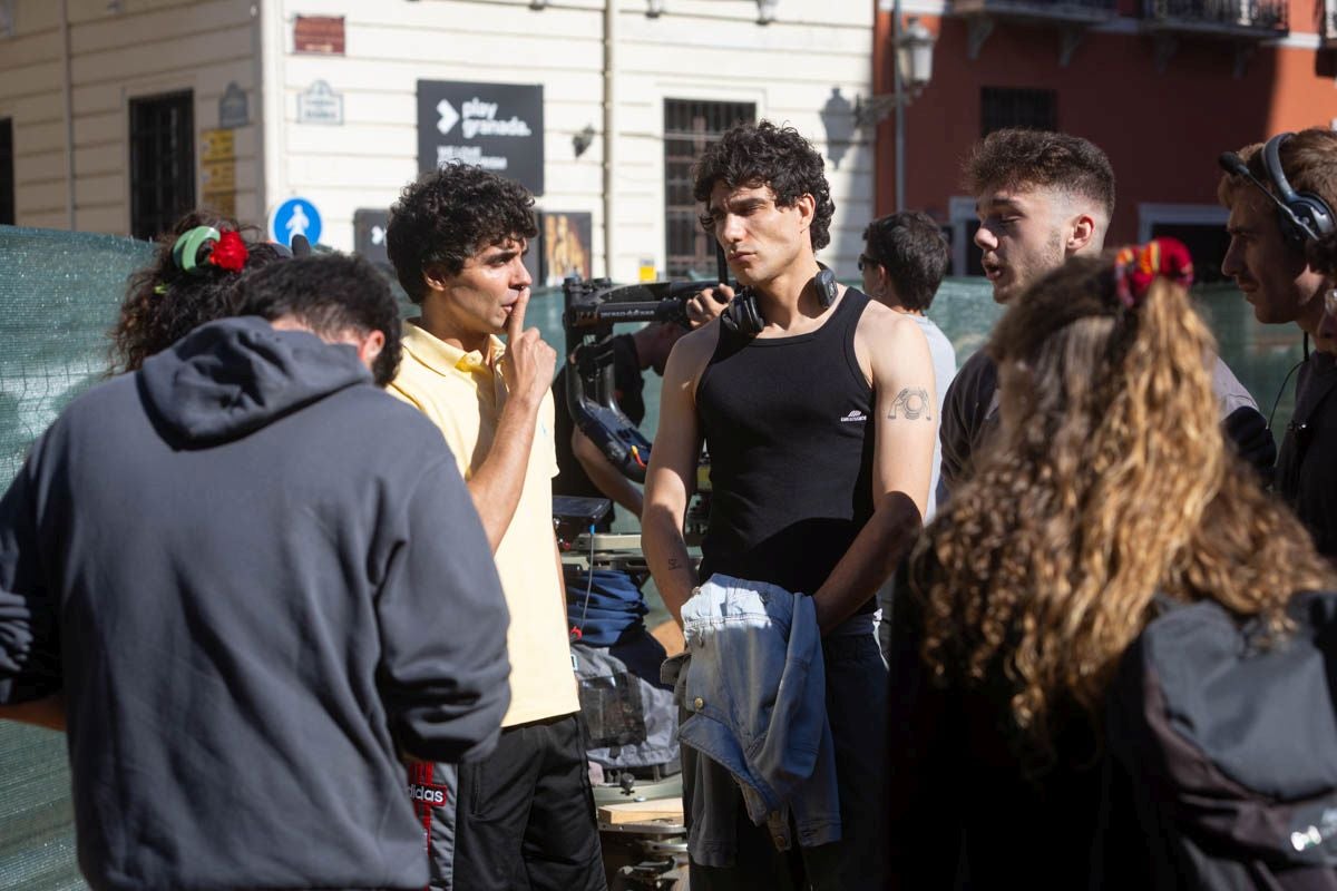 Las imágenes de los Javis en la Plaza de Santa Ana rodando para su nueva película