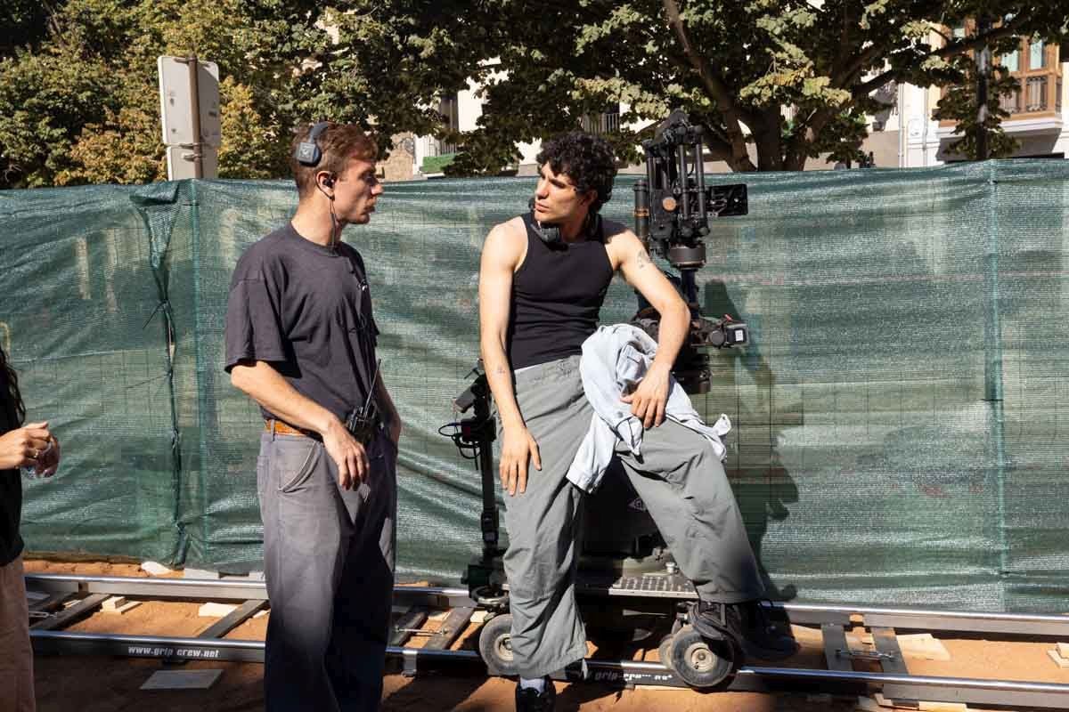 Las imágenes de los Javis en la Plaza de Santa Ana rodando para su nueva película