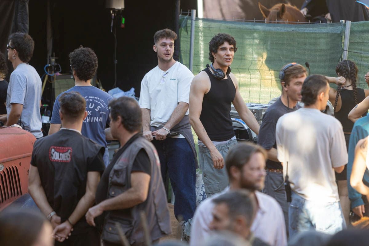 Las imágenes de los Javis en la Plaza de Santa Ana rodando para su nueva película