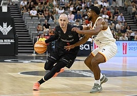 Jonathan Rousselle avanza con el balón en el partido de presentación contra el UCAM Murcia.