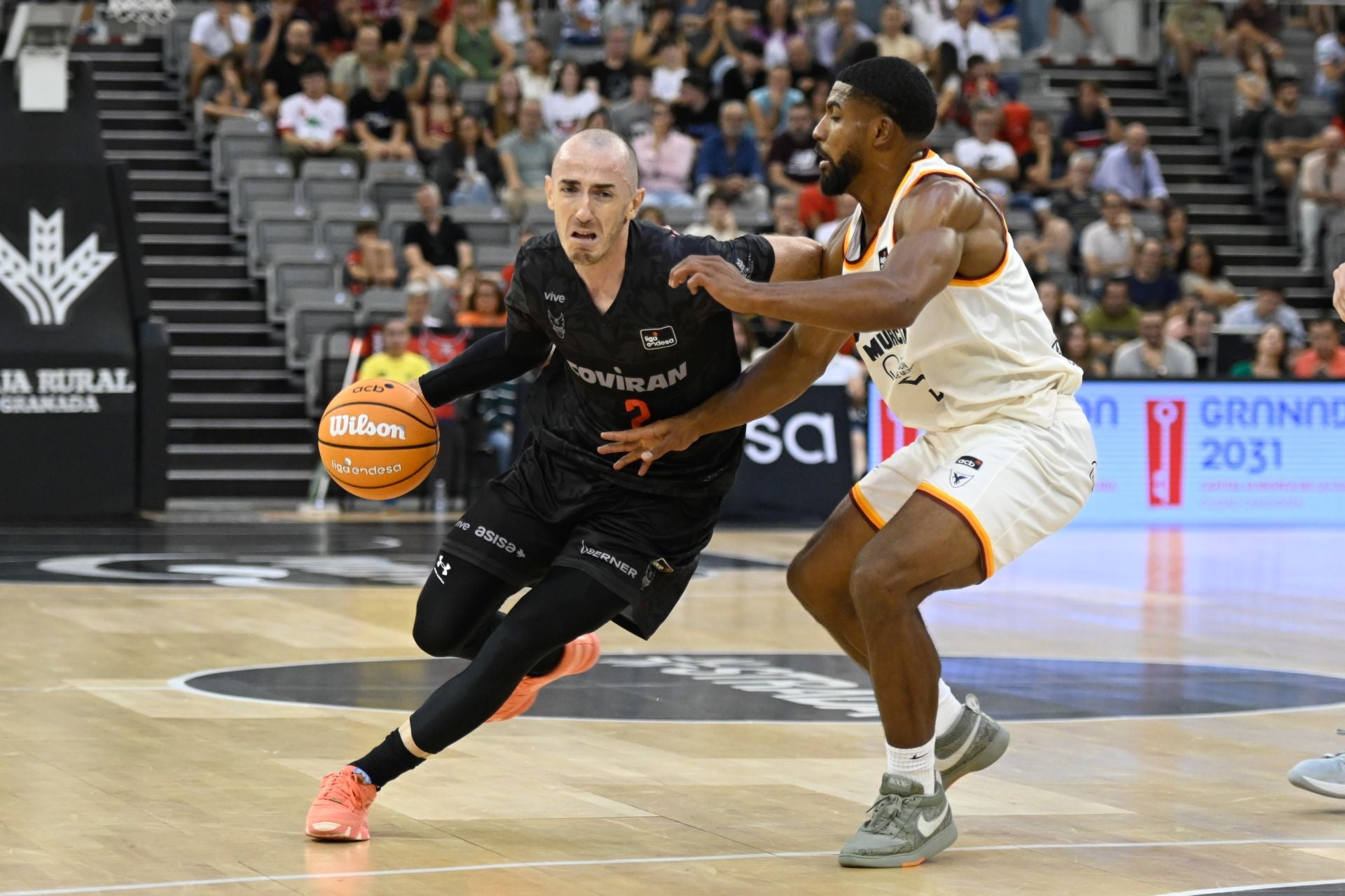 Jonathan Rousselle avanza con el balón en el partido de presentación contra el UCAM Murcia.