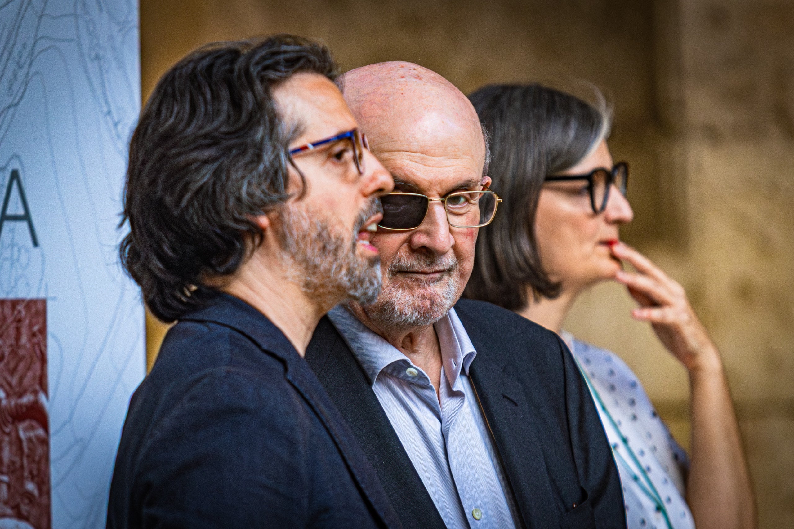 Las imágenes de Salman Rushdie en la Alhambra