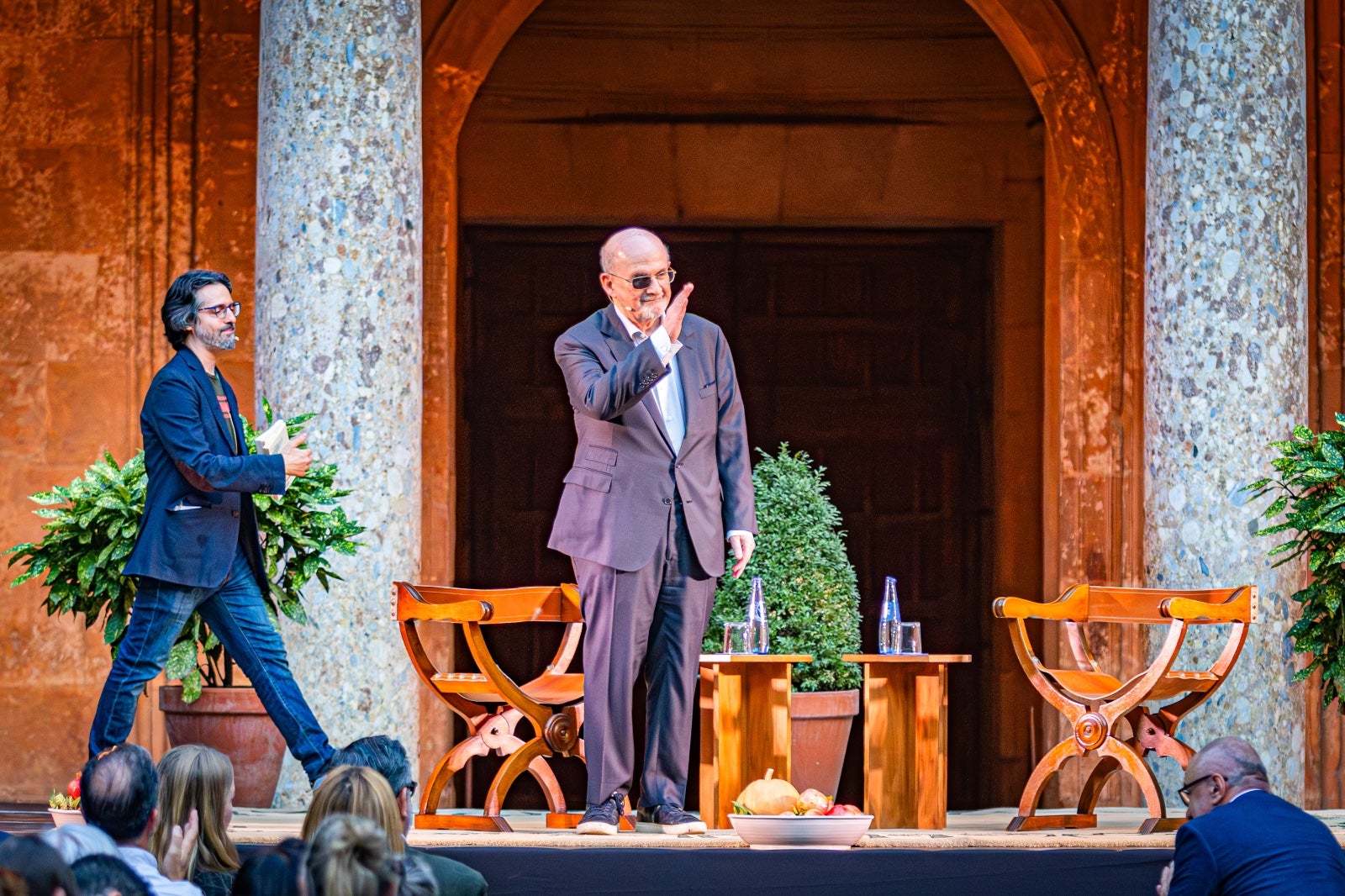 Las imágenes de Salman Rushdie en la Alhambra