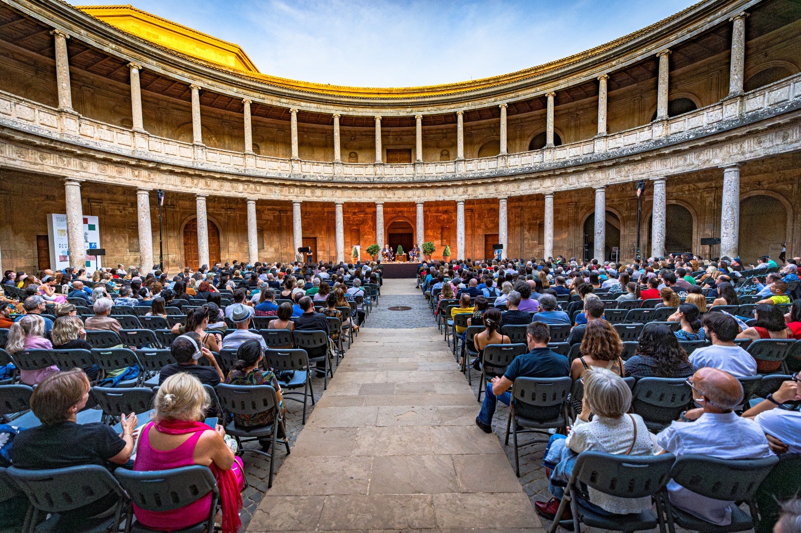 Las imágenes de Salman Rushdie en la Alhambra