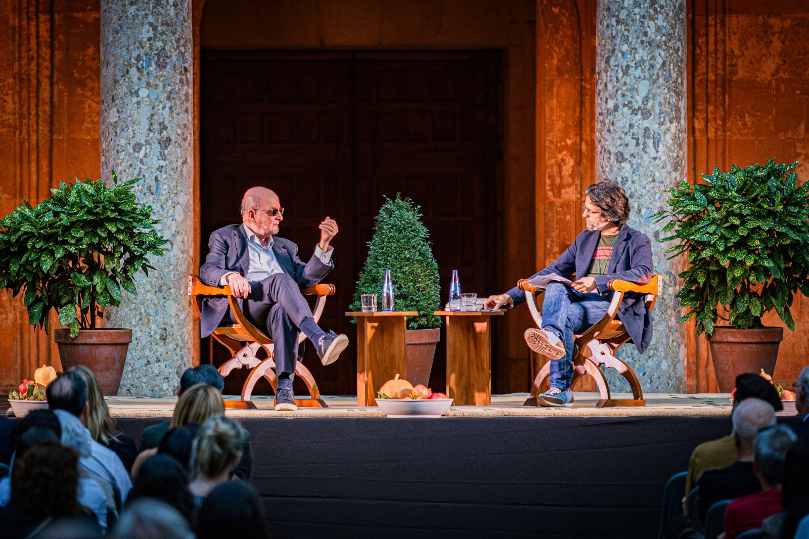 Las imágenes de Salman Rushdie en la Alhambra