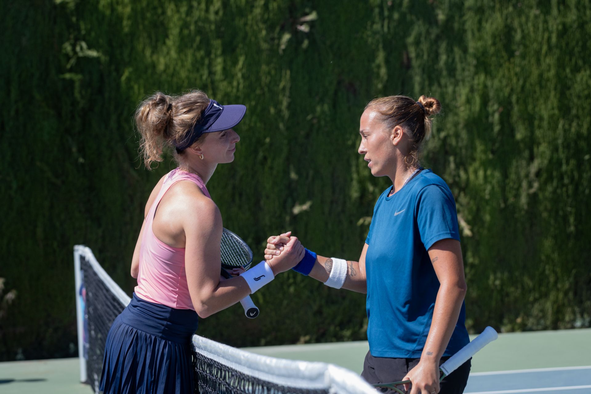 Deportividad al final de uno de los partidos del torneo bastetano.