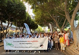 La huelga médica llena de batas blancas el centro de Almería