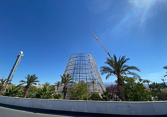 Montaje del árbol de Navidad en el centro comercial Nevada.