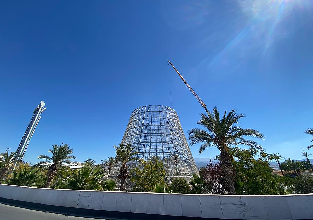 Montaje del árbol de Navidad en el centro comercial Nevada.