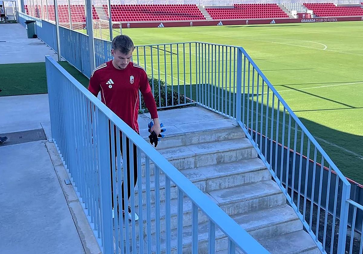 Bohdan baja las escaleras para ir a entrenar.