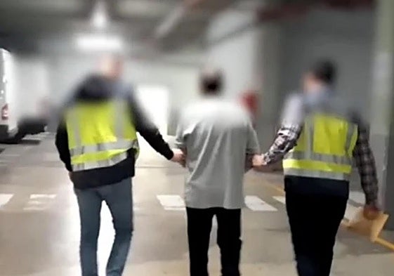 El acusado, tras ser detenido por la Policía Nacional.