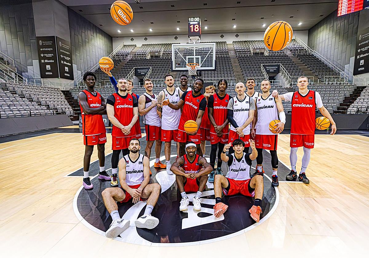 Los jugadores del Covirán posan alegres y muy motivados de cara al estreno de la temporada en la Liga Endesa.
