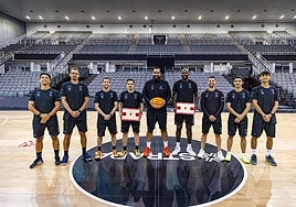 El cuerpo técnico del primer equipo del Covirán posa sonriente en el Palacio.