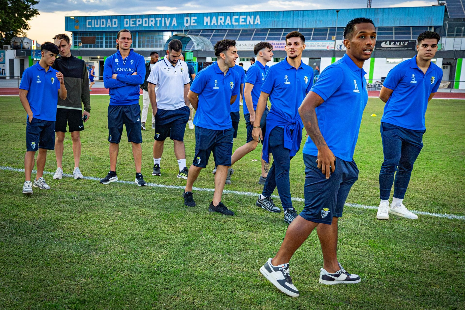 Los jugadores del Maracena, entre risas.