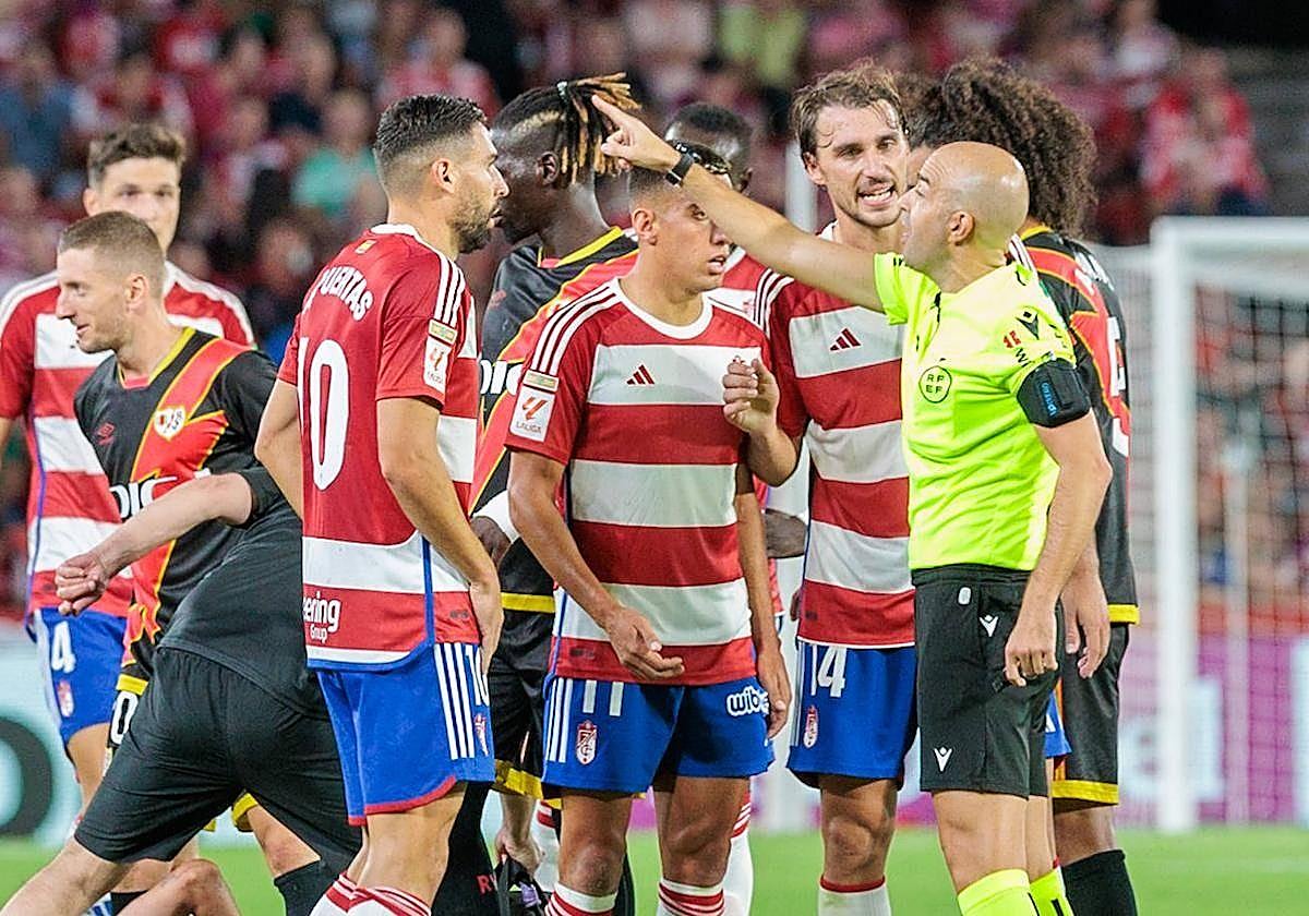 González Fuertes, durante un partido anterior con el Granada sobre el campo.