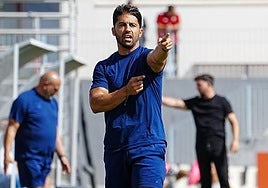 El entrenador del Recreativo, Luis Bueno, da indicaciones durante el derbi anterior con el Huétor Tájar.