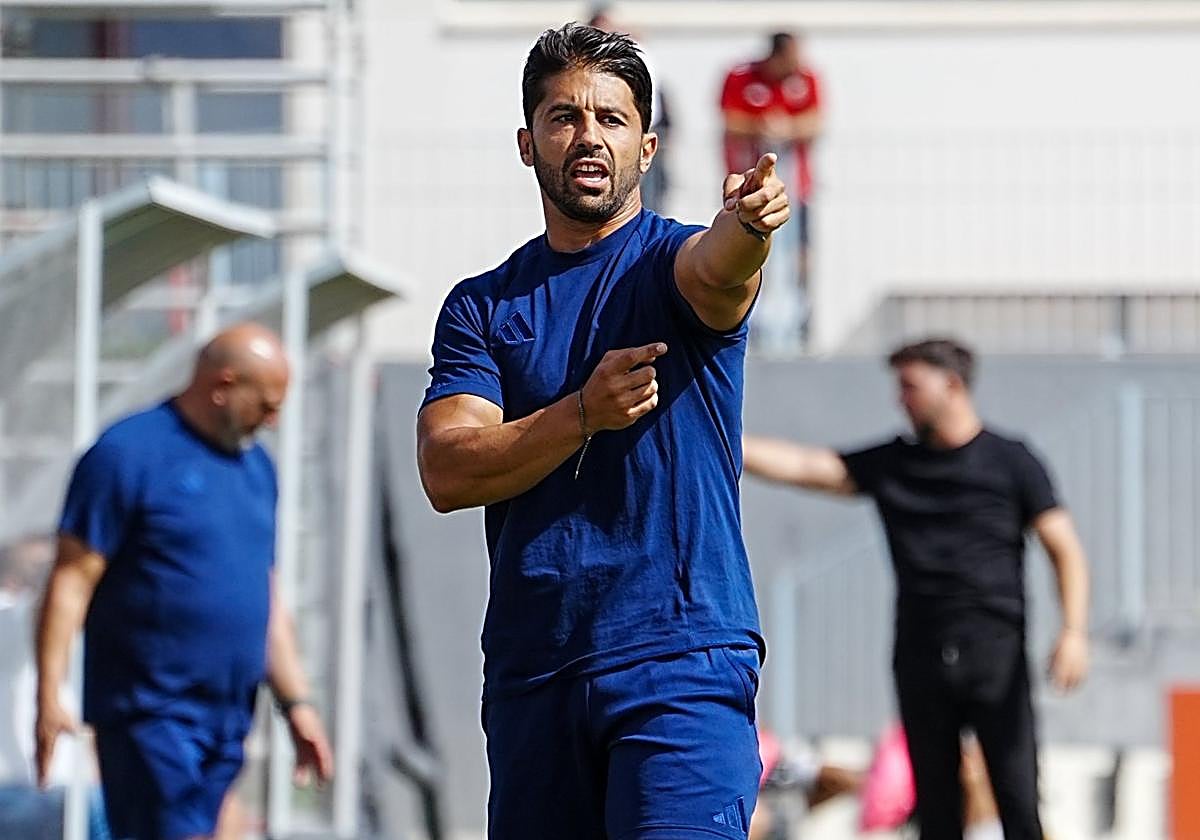 El entrenador del Recreativo, Luis Bueno, da indicaciones durante el derbi anterior con el Huétor Tájar.
