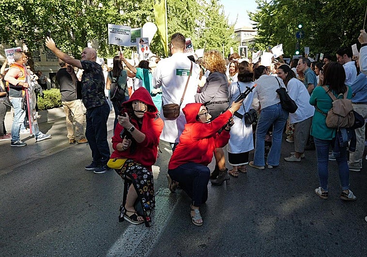 Los médicos en mitad de la Gran Vía.
