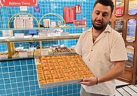 Ahmet Kexmegulu en su negocio de dulces turcos en Granada.
